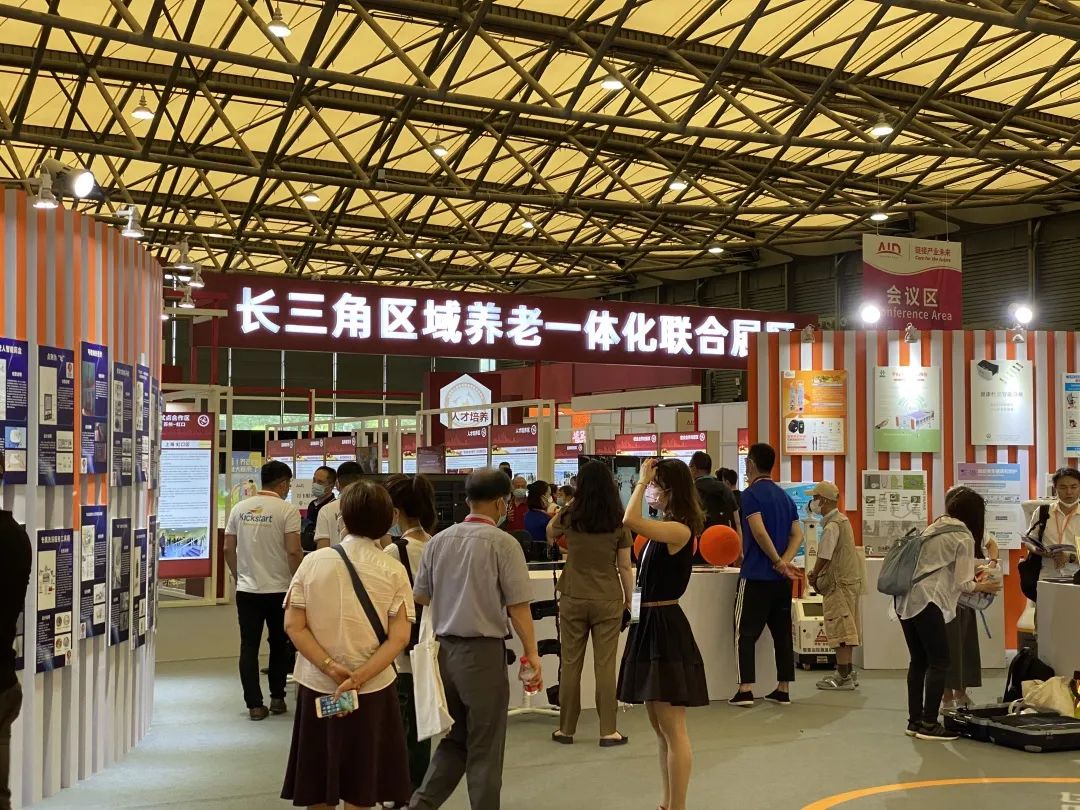 钛虎大事记 | 养老康复博览会上,智能仿生手「被围观了」