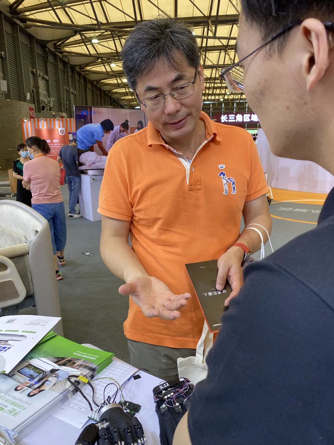 钛虎大事记 | 养老康复博览会上,智能仿生手「被围观了」