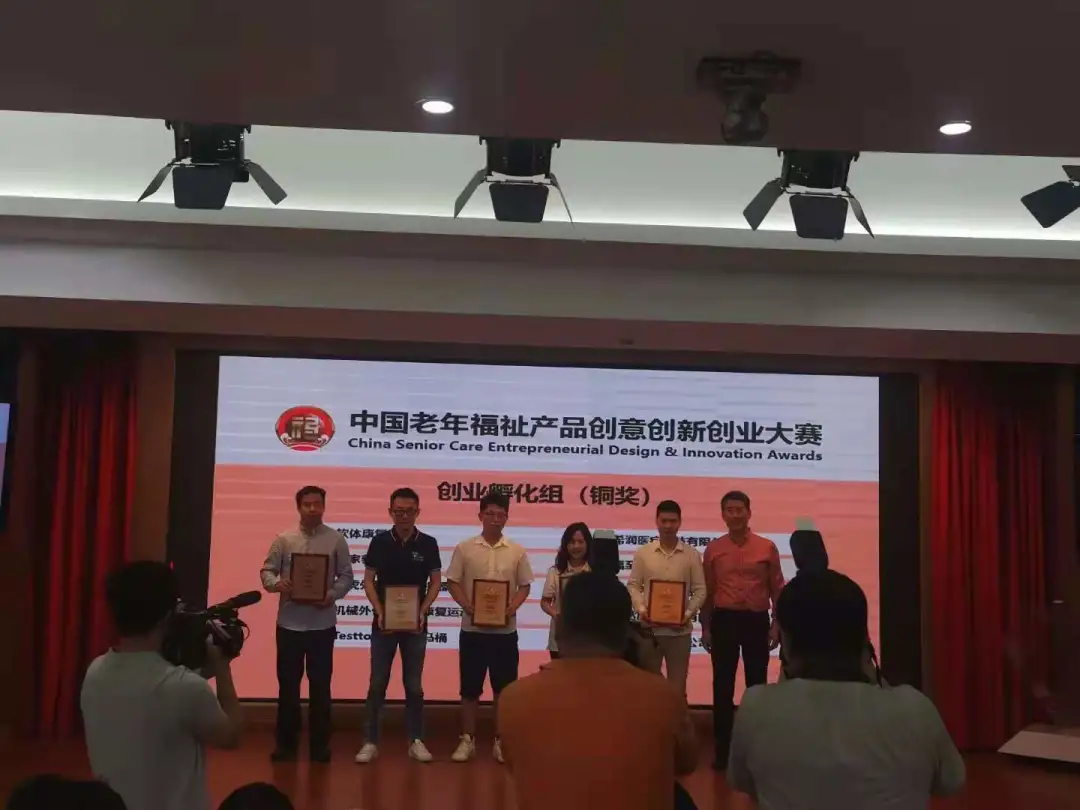 钛虎大事记 | 养老康复博览会上,智能仿生手「被围观了」