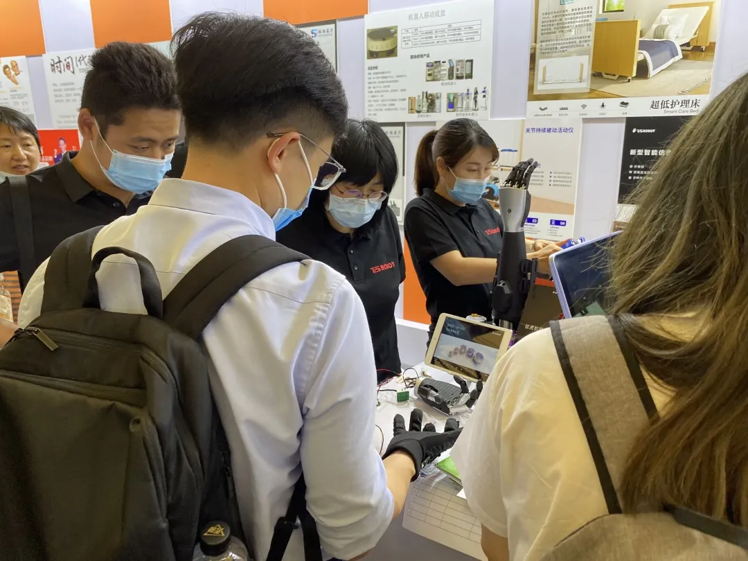 钛虎大事记 | 养老康复博览会上,智能仿生手「被围观了」