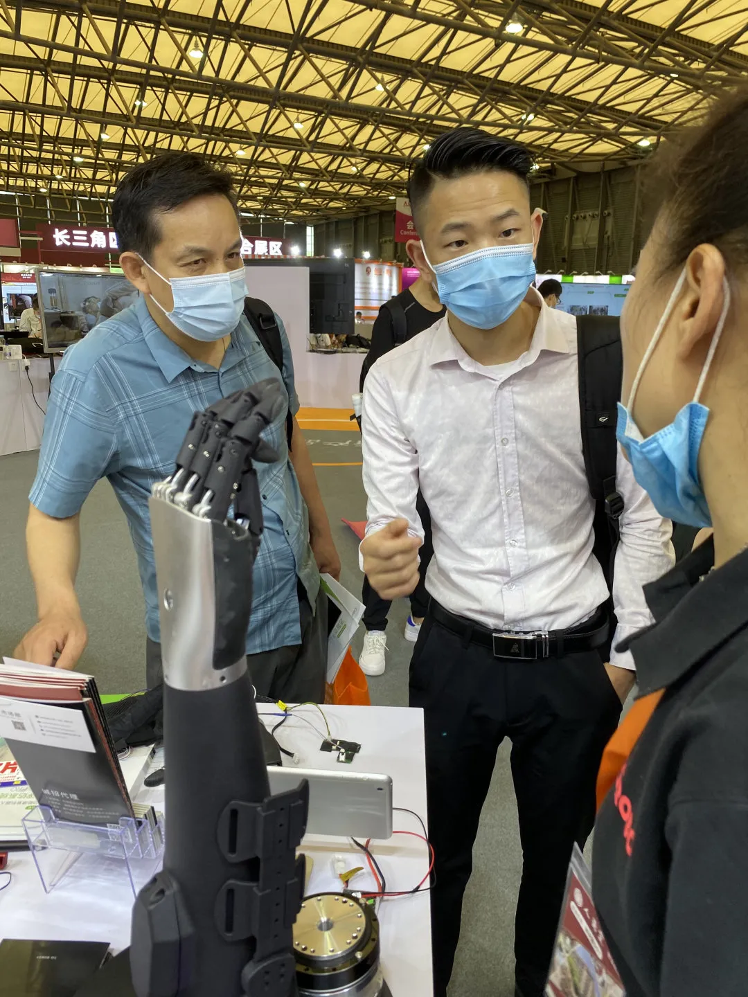 钛虎大事记 | 养老康复博览会上,智能仿生手「被围观了」