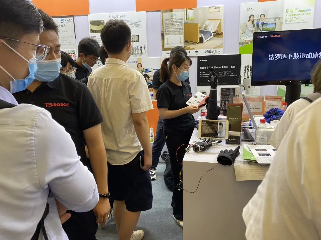 钛虎大事记 | 养老康复博览会上,智能仿生手「被围观了」