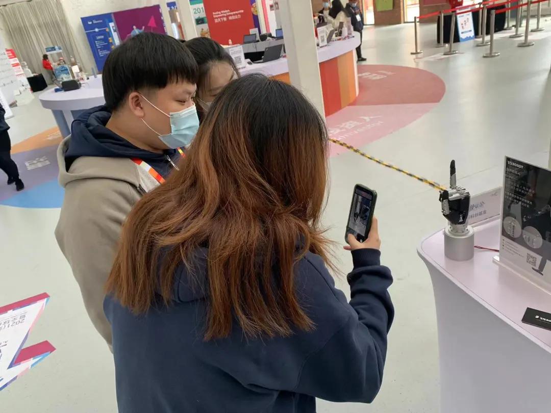 钛虎智能仿生手亮相2021全球创业周~